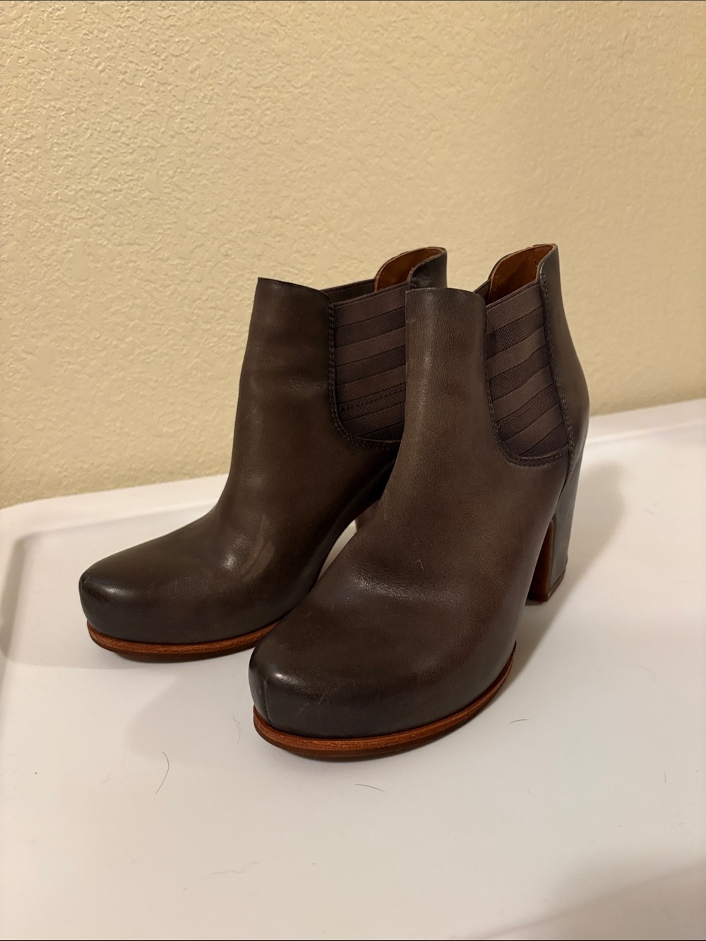Women's Dark Grey Leather Ankle Booties. Kork ease